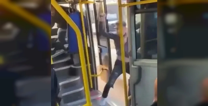 Bursa'da otobüste dehşet: Yer kavgası satırlı saldırıya dönüştü, şüpheli evinde yakalandı