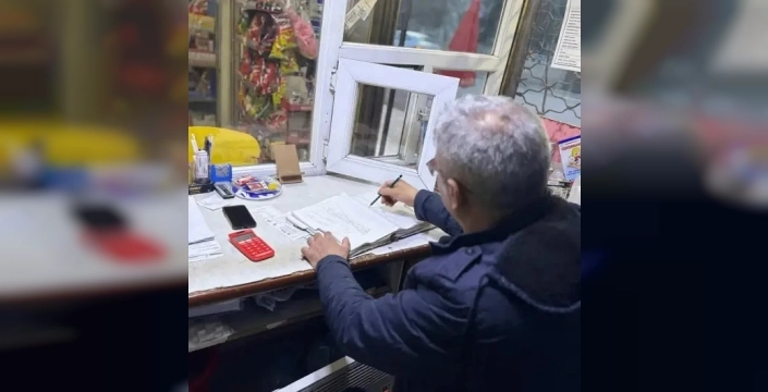 Çorum'da gizemli çift, bakkalın 250 bin liralık veresiye defterini annelerinin hayrına kapattı