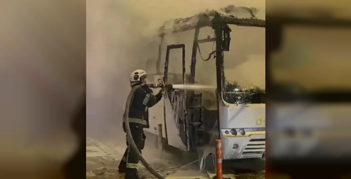 Denizli'de işçi servisi alevlere teslim oldu, yolcular son anda kurtuldu