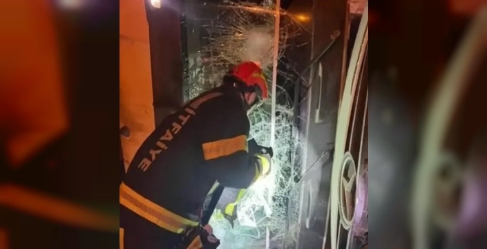 Denizli'de tır otomobille çarpıştı, tır yan yattı