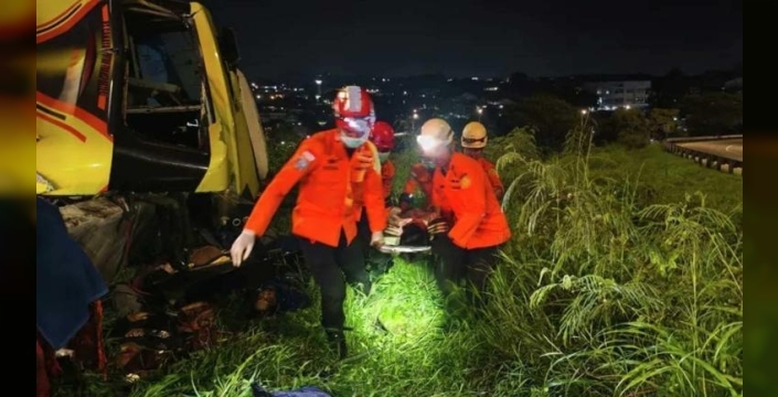 Endonezya'da otobüs kazasında 16 kişi hayatını kaybetti, 18 yaralı var