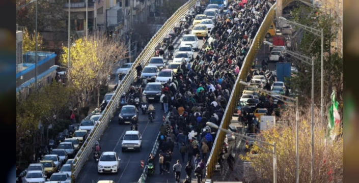 İran'da enflasyon protestoları yayılıyor: Halk sokaklarda, hükümet 'sert' uyarıda bulundu