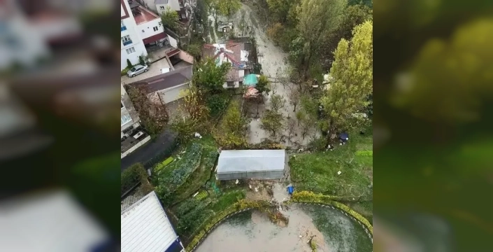 İstanbul'da sağanak felaketi: Sitede otoparkı su bastı, 7 araç hasar gördü