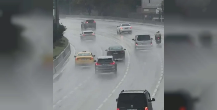 İstanbul'da şok yağış: Metrekareye 45 kilogram düştü, fırtına uyarısı yapıldı