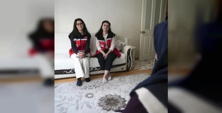 İstanbul'un kırmızı yeleklileri, sosyal hizmetleri kapı kapı ulaştırıyor