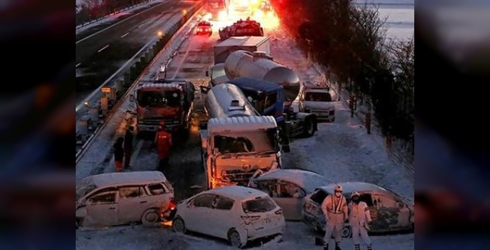 Japonya'da zincirleme facia: Kar ve buzlanma 50 aracı birbirine kattı, 2 can kaybı
