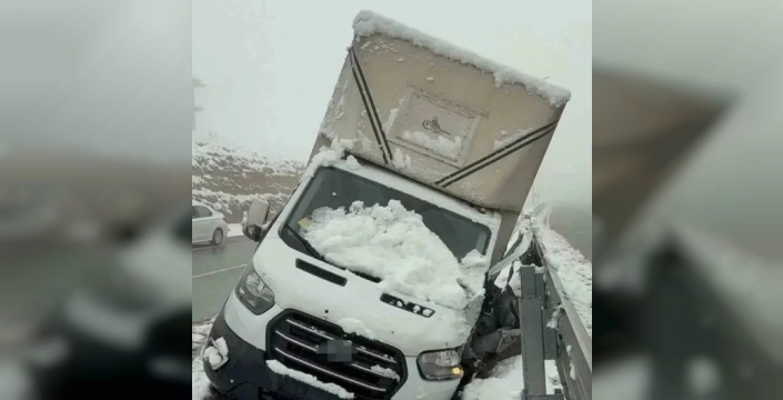 Karabük'te kar yağışı nedeniyle devrilen ağaç yol kapattı, kazalar peş peşe geldi