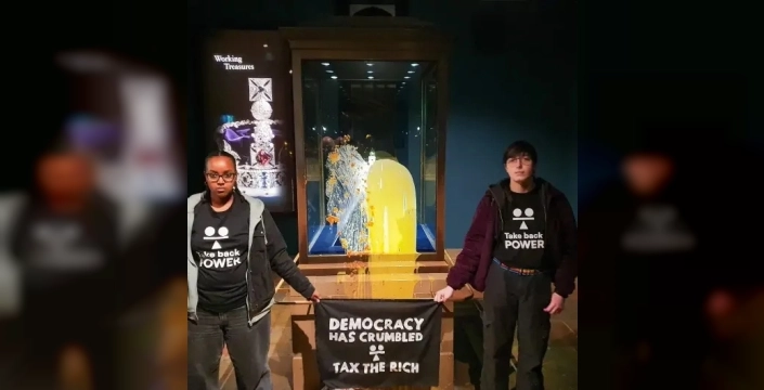 Kraliyet tacına muhallebi şoku: İngiltere'de evsizlik protestosu büyüyor!