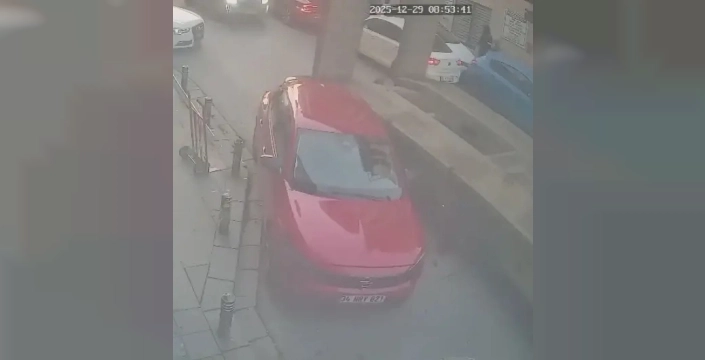 Küçükçekmece'de park halindeki otomobil TIR'ın hedefi oldu: O anlar kamerada!