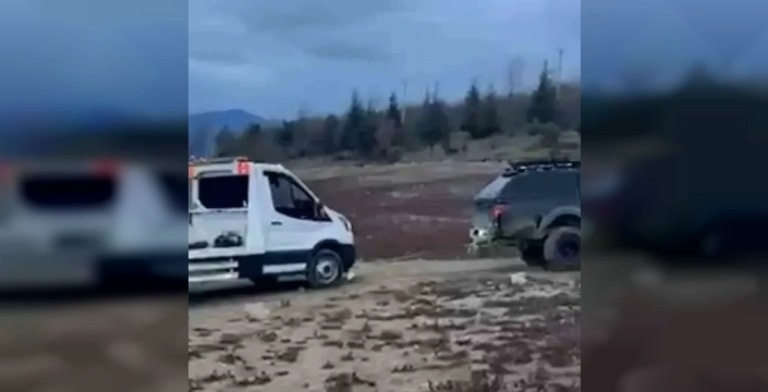 Kurtarıcı kurtarıldı: Bolu'da oto kurtarma aracı çamura saplandı, pikap imdada yetişti