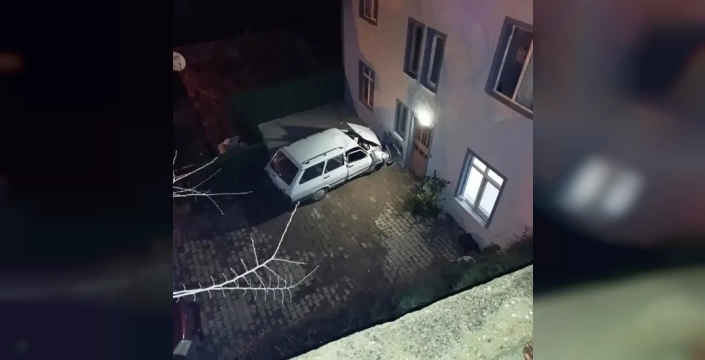 Kütahya'da yürek burkan kaza: Bir evin duvarına çarpan otomobil can aldı