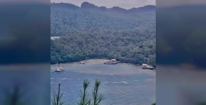 Marmaris'te fırtına üç gezi teknesini karaya sürükledi