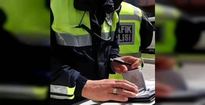 Mersin'de trafik ışıklarında kavga eden sürücülere ceza kesildi