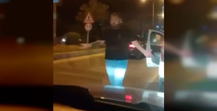 Mersin'de trafik kavgası silaha dönüştü: Saldırganın yumruk ve ateş ettiği anların görüntüleri ortaya çıktı