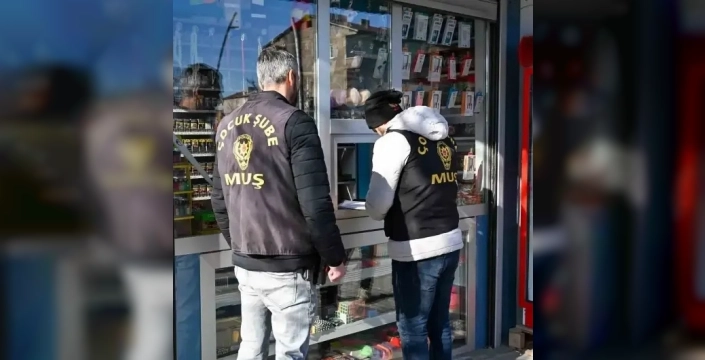 Muş'ta okul çevresinde yapılan denetimde, yaşı küçük çocuğa sigara satan iş yeri sahibine adli işlem uygulandı
