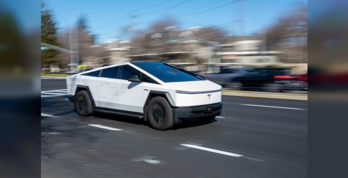 Musk'ın tartışmalı açıklaması: Tesla'nın yeni yazılımı araç kullanırken mesajlaşmaya izin veriyor