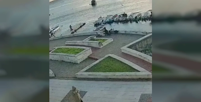 Pendik'te bir kişinin kediyi denize atması büyük tepki topladı