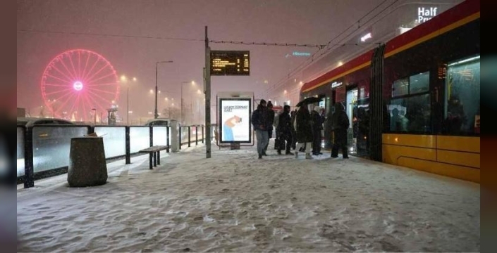 Polonya'da yoğun kar yağışı yüzünden ulaşım felç oldu