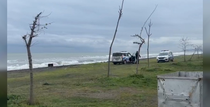 Sahilde beliren gizemli sandık: Üzerinde Rusça yazılar var!