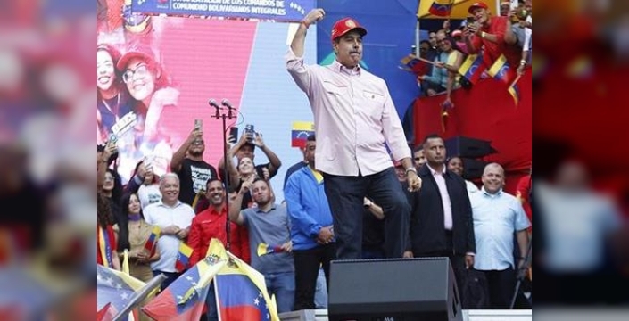 Sahnede dans eden Maduro'dan ABD'ye şok barış çağrısı: 'Savaşa hayır, barış lütfen!'