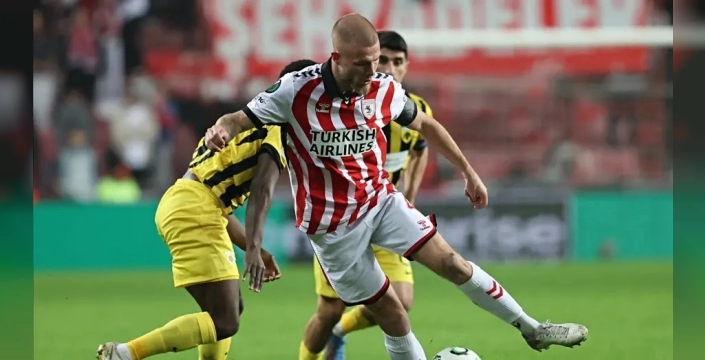 Samsunspor, AEK karşısında erken gol avantajını koruyamadı ve Konferans Ligi'nde ilk yenilgisini aldı