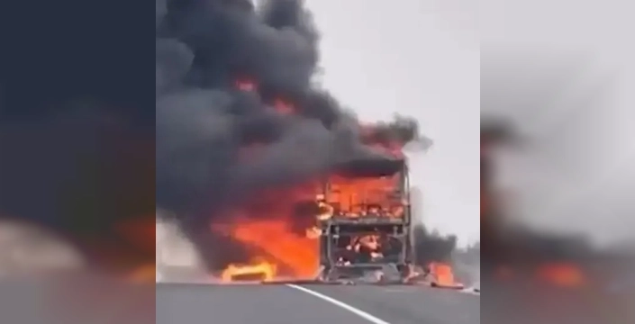 Seyir halindeki yolcu otobüsü alev alev yandı: 25 yolcu son anda kurtuldu