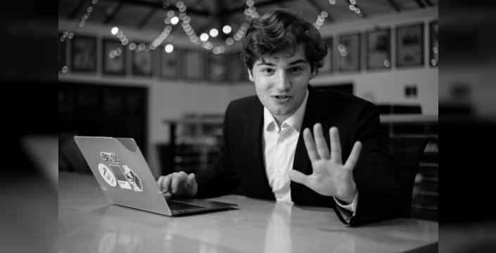 Stanford'un genç yıldızı, Silikon Vadisi'nin 'para kokan' startup kültürünü deşifre ediyor