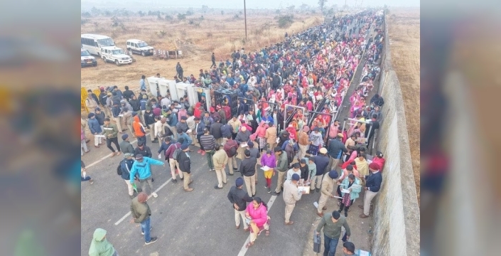 Uçak pisti sınav salonuna dönüştü: 187 kişilik kadro için 8 bin başvuru!