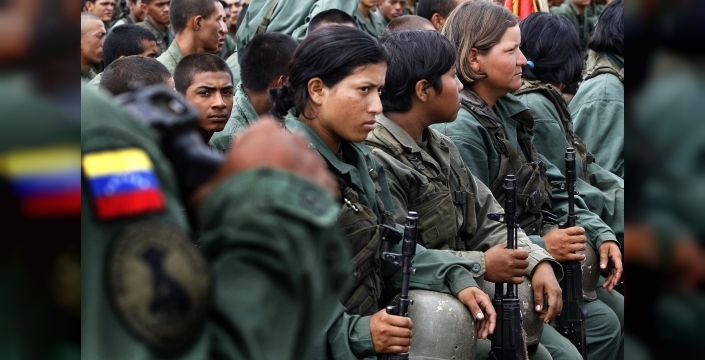 Venezuela, olası işgale karşı halka silah dağıtıyor