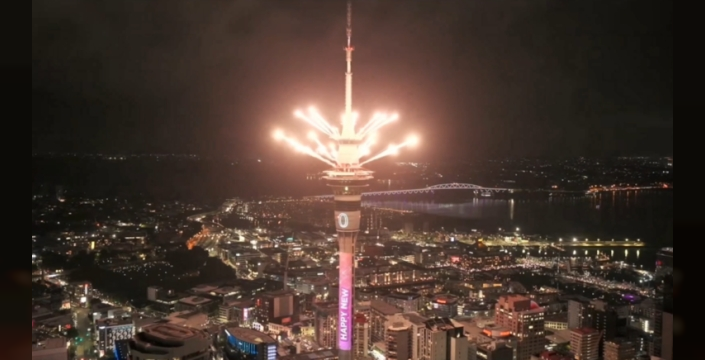Yeni yıla ilk Yeni Zelanda girdi: Sky Tower'dan renkli havai fişek yağdı