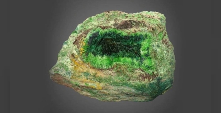 Yeşil kristalleriyle büyüleyen, ancak tehlikeli bir mineral açık artırmada!