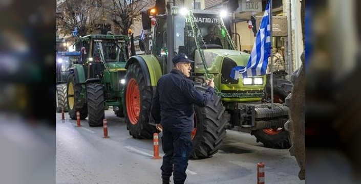 Yunan çiftçiler, hükümete tepki olarak milletvekili bürolarını saman balyalarıyla kapattı