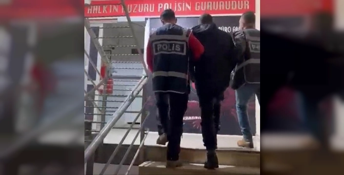 31 yıl hapis cezasıyla aranan şüpheli, hurda araç bagajında saklanırken yakalandı