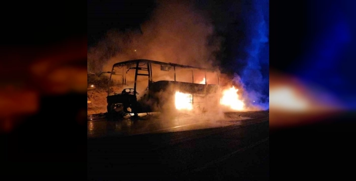 Adana otoyolunda yolcu otobüsü alev alev yandı