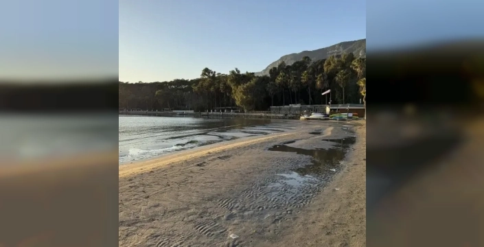 Akyaka Sahili'nde Deniz Tabanı Görüntülendi: Su 10 Metre Çekildi