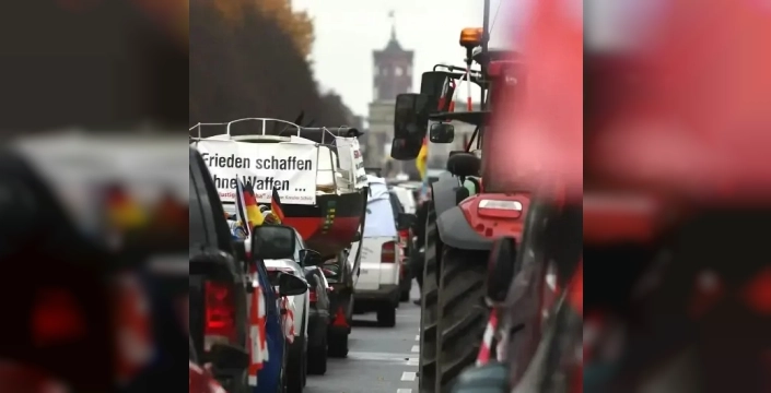 Almanya'da çiftçiler isyanda: Tarım politikalarına öfke Brandenburg Kapısı'nda patladı!
