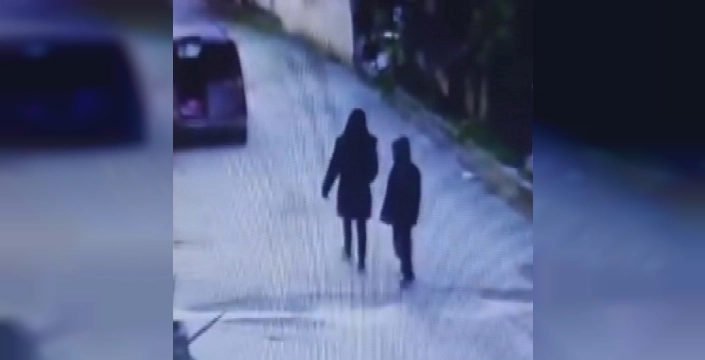 Antakya'da şok eden görüntü: Anne çocuğuna telefon çaldırdı, çocuk devlet korumasına alındı