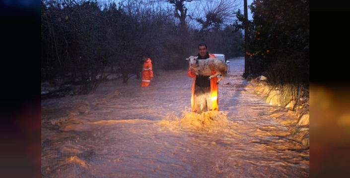 Antalya'da şiddetli yağmur ve fırtına: Büyükşehir ekipleri gece boyu seferber oldu