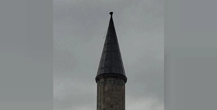 Ayasofya'da Mimar Sinan Minaresi'ndeki alem rüzgar nedeniyle devrildi