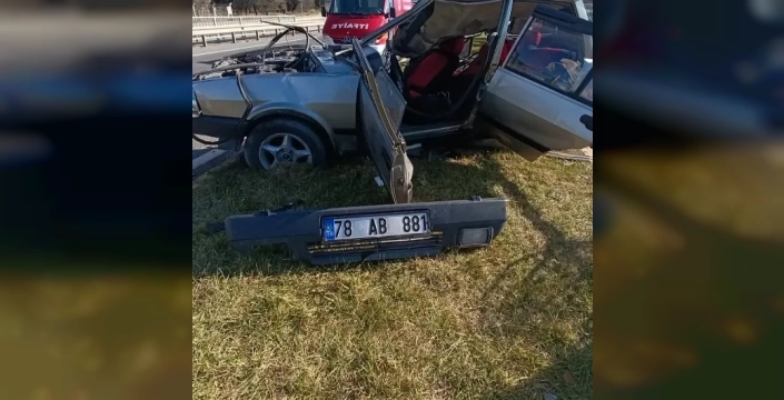 Balıkesir'de feci kaza: Çöp kamyonuna çarpan otomobilde bir can kaybı, ikisi ağır yaralı