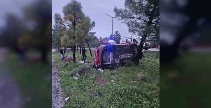 Balıkesir'de takla atan otomobilde iki kişi yaralandı