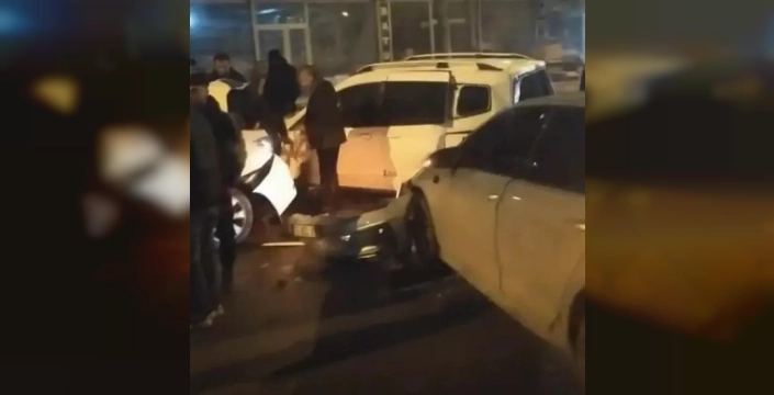 Batman'da zincirleme kaza: Park halindeki araçlara çarpıp geçti, bir yaralı