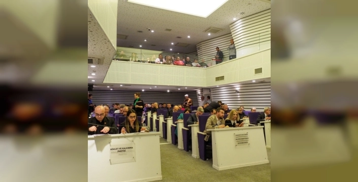 Buca'da 'Phuket tatili' krizi: İşçiler soğukta beklerken başkan eleştiri yağmuruna tutuldu