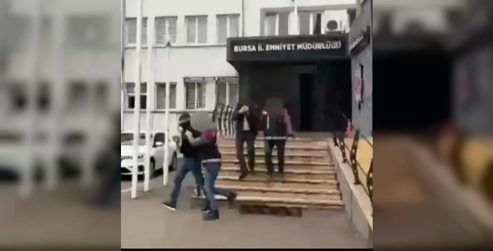 Bursa'da kuyumcuları sahte altınla dolandıran şüpheliler kamera kayıtlarıyla yakalandı