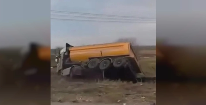 Diyarbakır-Elazığ yolunda dehşet: Kamyon devrildi, sürücü yaralandı!