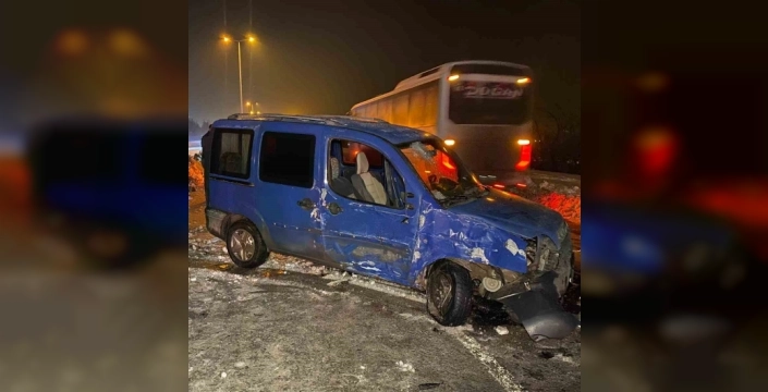 Elazığ'da direksiyon hakimiyeti kaybı: Kontrolden çıkan araç direğe çarpıp karşı şeride geçti, dört kişi yaralandı