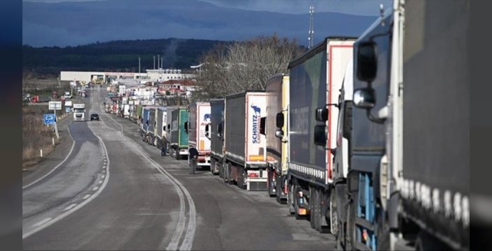 Emekliler geçim derdiyle yollara düştü: TIR şoförlüğü, imamlar bile direksiyon başında!
