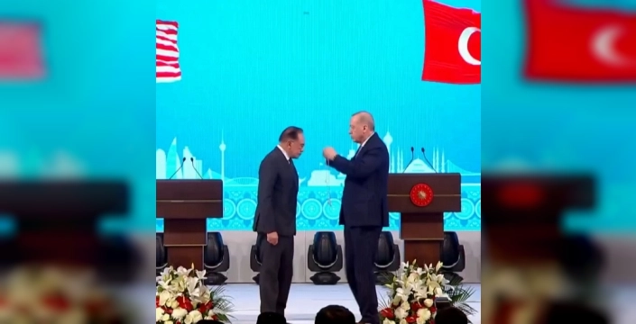 Erdoğan'dan Malezya Başbakanı İbrahim'e Cumhuriyet nişanı: Ebedi kardeşliğin sembolü