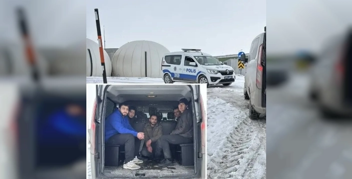 Erzurum'da mahallelinin şüphesiyle 10 düzensiz göçmen yakalandı, vatandaşlar çorap ve yemek verdi