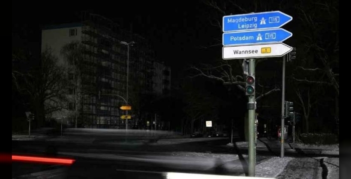 Goretti fırtınası İngiltere ve Fransa'yı vurdu: Yüz binlerce ev karanlıkta kaldı, kırmızı alarm verildi